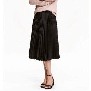 H&M black pleated skirt